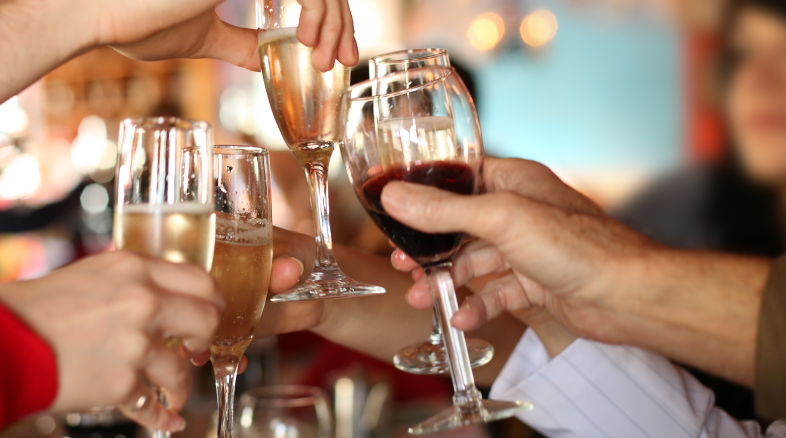 Γιορτή – Πώς να υπολογίσετε τα ποτά για τους καλεσμένους