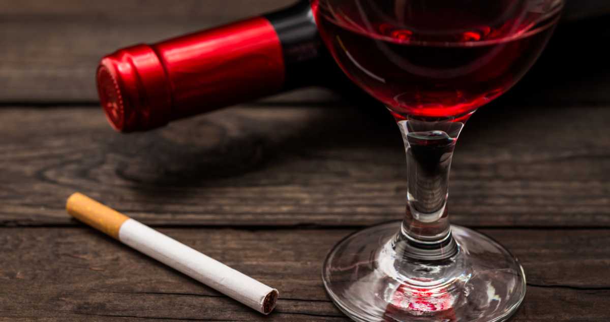 Πόσο αυξάνει τον κίνδυνο καρκίνου ένα μπουκάλι κρασί συγκριτικά με το κάπνισμα;