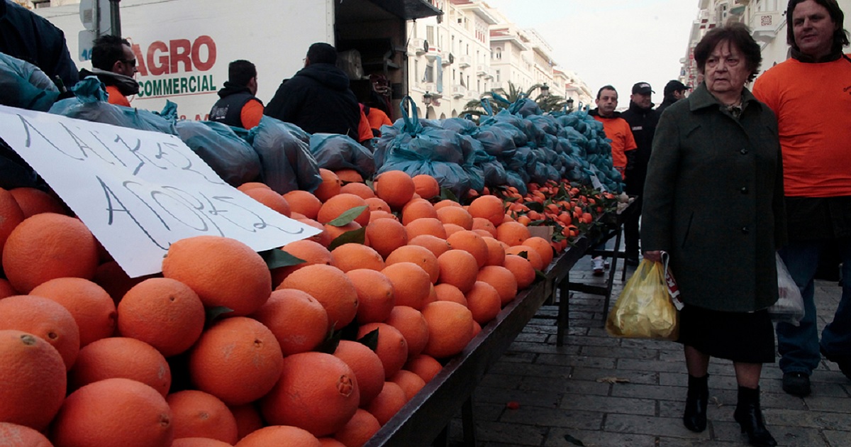 «Με το γάντι», οι καταναλωτές στις λαϊκές αγορές – Επιτήρηση από σεκιουριτάδες