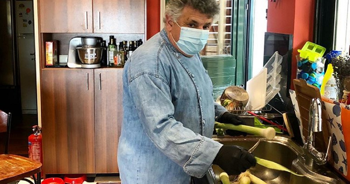 Ο Λ. Λαζάρου μαγειρεύει απ’ την κουζίνα του για γιατρούς-νοσηλευτές