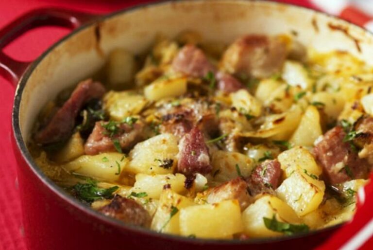 Λουκάνικα με πατάτες στην κατσαρόλα
