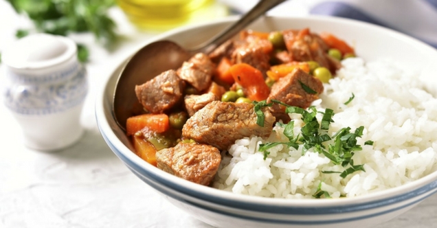Κρέας κοκκινιστό με καρότα, αρακά και ρύζι