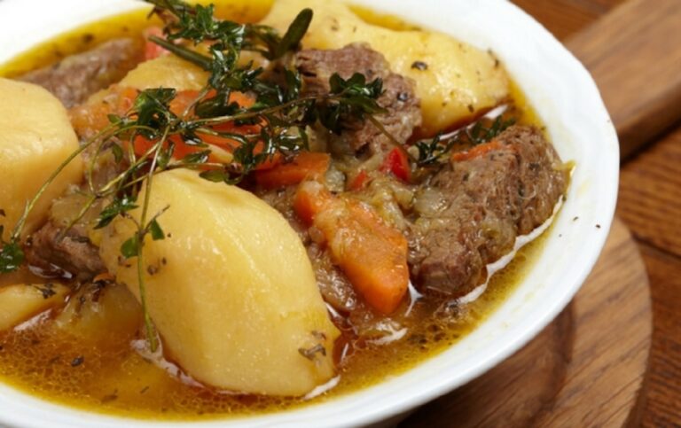 Μοσχάρι βραστό με πατάτες και καρότα (σούπα)