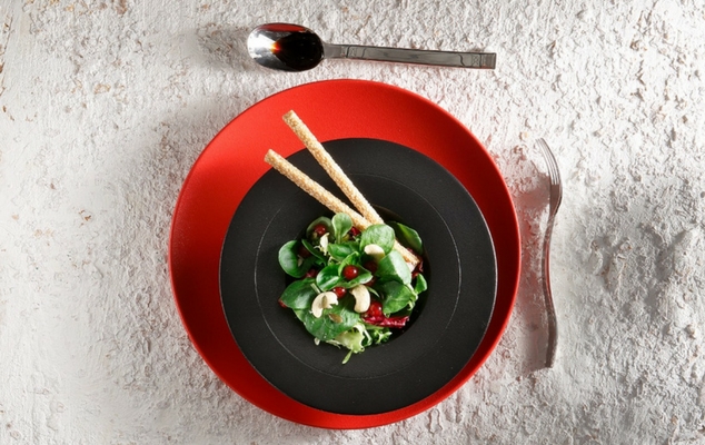 Πράσινη σαλάτα με φρέσκα cranberries ή ρόδι και ξηρούς καρπούς