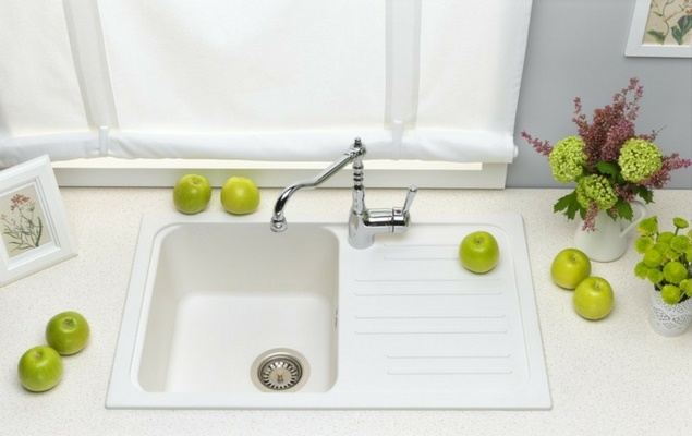 Πώς να καθαρίζετε τέλεια τους πάγκους της κουζίνας χωρίς τοξικά