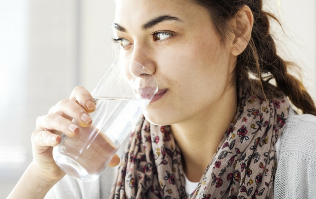 Πόσο νερό πρέπει να πίνουν οι γυναίκες για να προλάβουν την ουρολοίμωξη