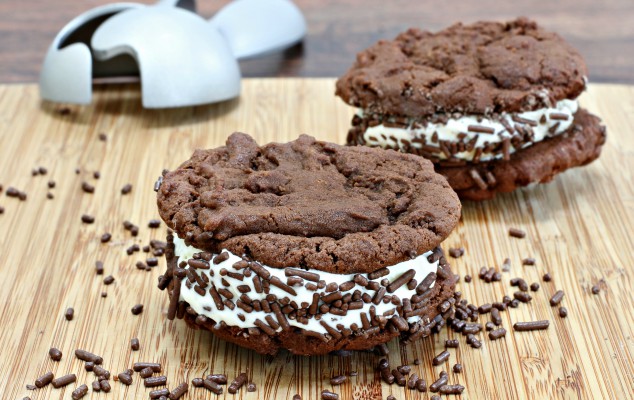 Σαντουιτσάκια παγωτού με σοκολατένια μπισκότα και βανίλια