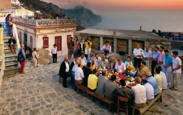 Δεκαπενταύγουστος, όλη η Ελλάδα μια γιορτή, κάθε νησί κι ένα μεγάλο τραπέζι