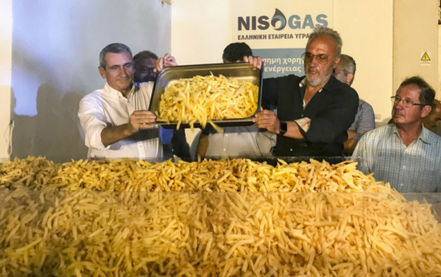 Ρεκόρ Γκίνες στη Νάξο: Έφτιαξαν μια μερίδα τηγανητές πατάτες 625 κιλών!