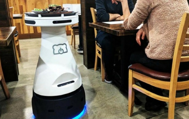 Σ’ αυτό το εστιατόριο σερβίρει η Penny, το ρομπότ