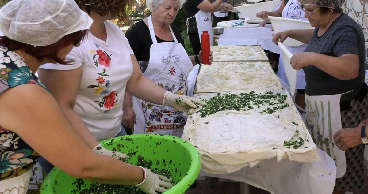 Τρίκαλα: Έφτιαξαν χωριάτικη πίτα πέντε μέτρων (Βίντεο+Εικόνες)