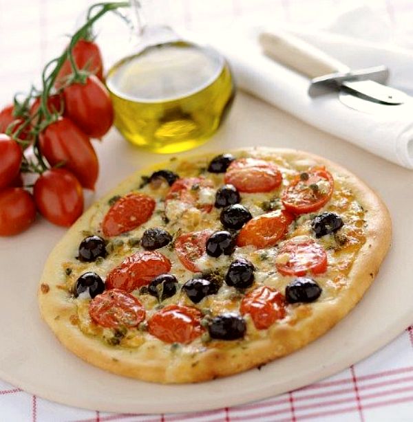 Πίτσα με ντοματίνια και ελιές Πίτσα με ντοματίνια και ελιές