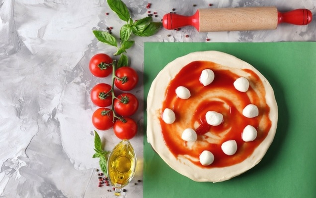 Ζύμη πίτσας: Συνταγές και tips για να βγει όπως τη θέλετε