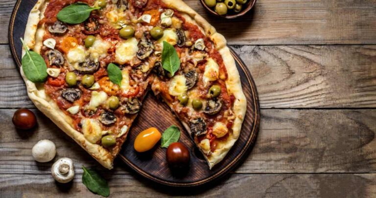 Πίτσα με ντοματίνια, μανιτάρια και ελιές