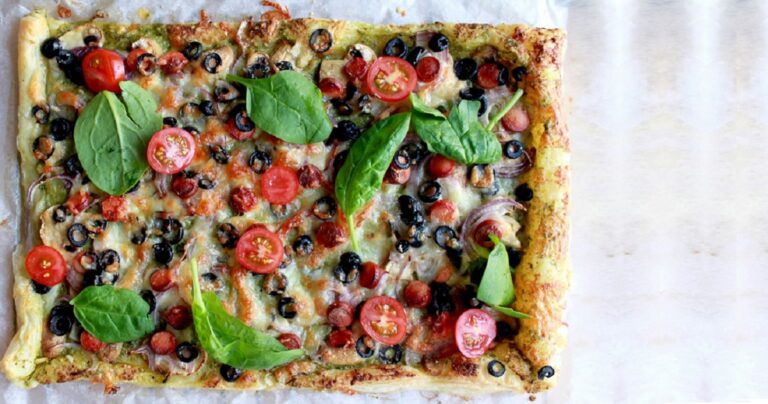 Πίτσα με κασέρι, ντοματίνια και ελιές στα γρήγορα