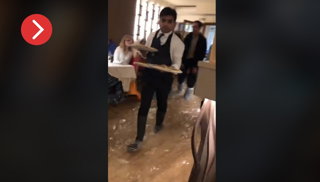 Βενετία: Δεν εγκαταλείπουν την πίτσα, οι πελάτες του πλημμυρισμένου εστιατορίου (βίντεο)