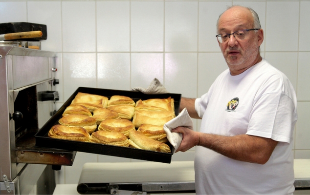 Ο Ποπάυ φτιάχνει τέλειες τυρόπιτες στα Κάτω Πετράλωνα