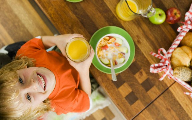 Πώς θα μάθουμε στα παιδιά να τρώνε πρωϊνό