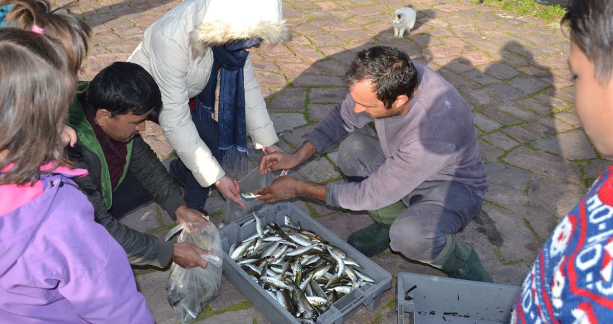 Μετά τον «φούρναρη της Κω», ο «ψαράς της Μυτιλήνης»: Μοιράζει ψάρια στα προσφυγόπουλα