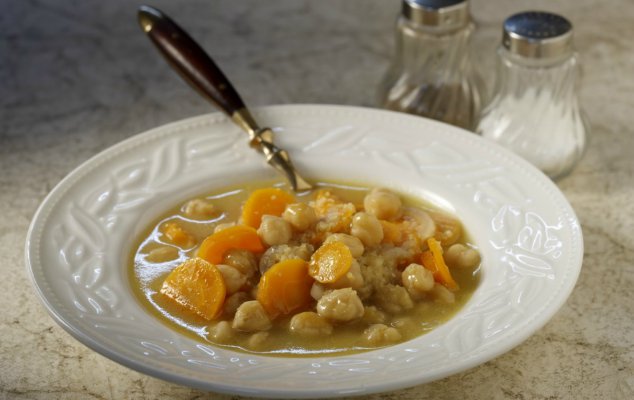 Ρεβίθια σούπα με καρότα και λεμόνι