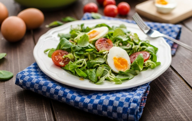Δείτε τι μεγάλο όφελος προκύπτει όταν συνδυάζετε τα αυγά με πράσινες σαλάτες