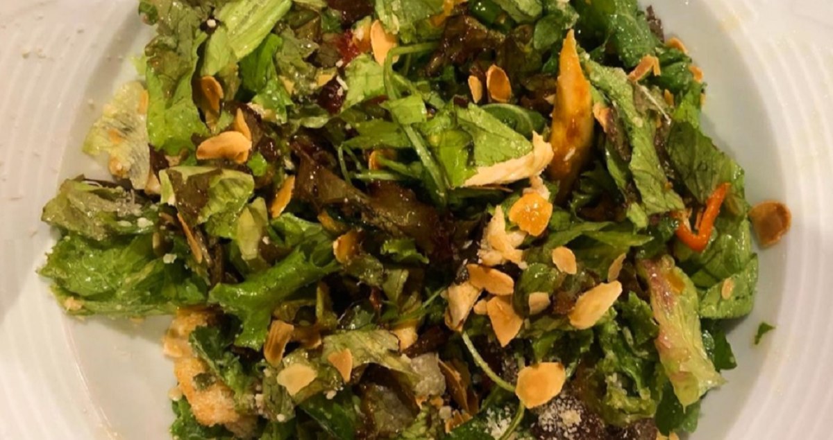 Τι περιέχει η «απίστευτα νόστιμη» σαλάτα της Ελένης Πετρουλάκη