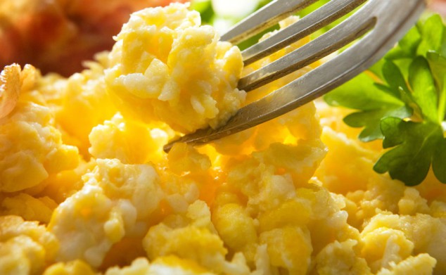 To απόλυτο μυστικό για τα πιο τέλεια scrambled eggs, σύμφωνα με τον Άντονι Μπουρντέν