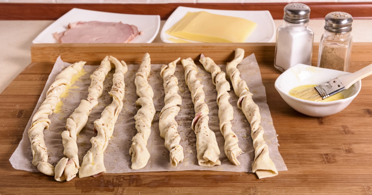 Κρουασίνια – σφολιατίνια στριφτά με τυρί και ζαμπόν: Πώς φτιάχνονται