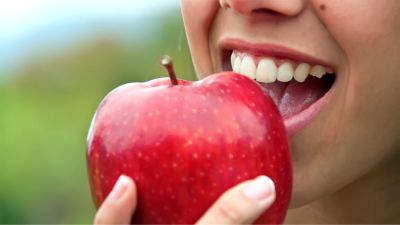 Σωστή διατροφή για υγιή δόντια και λαμπερό χαμογελό