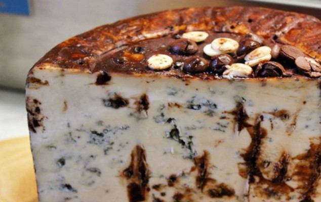Λάτρεις του τυριού, προσοχή: Υπάρχει ένα νέο υβρίδιο τυριού και σοκολάτας και θέλουμε τη γνώμη σας