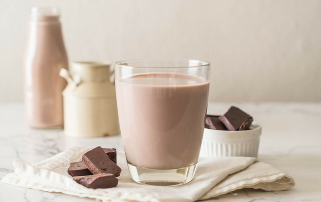 Καλύτερο το σοκολατούχο γάλα από τα αθλητικά ποτά, ισχυρίζεται μελέτη