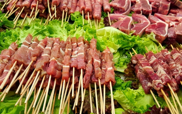 Κατασχέθηκαν 136 κιλά ακατάλληλα κρέατα, σουβλάκια και λουκάνικα στον Πειραιά