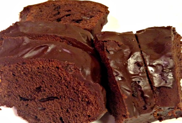 Σπιτικό κέικ με κακάο και γλάσο σοκολάτας