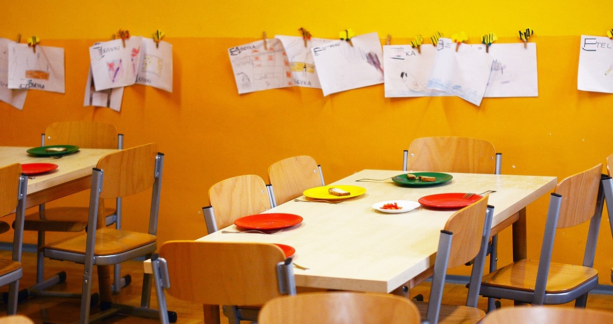 Σχολικά γεύματα: Μετωπική Τσίπρα με κυβέρνηση – Τι απαντά ο Πέτσας