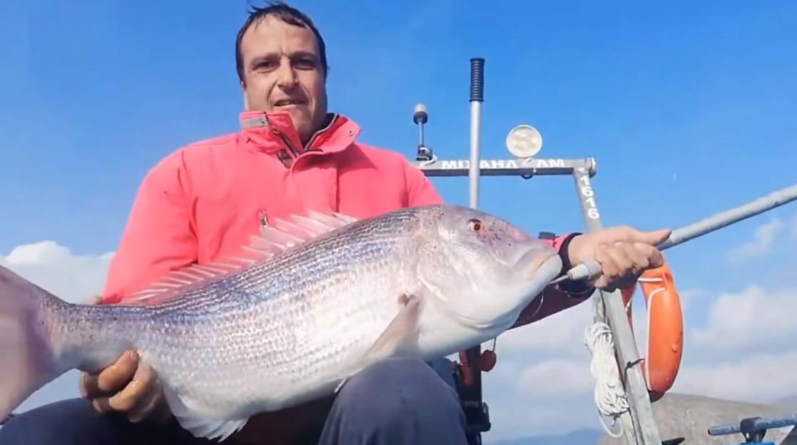 Αυτή είναι ψαριά – Έπιασε συναγρίδα 10 κιλών ψαράς στη Λήμνο