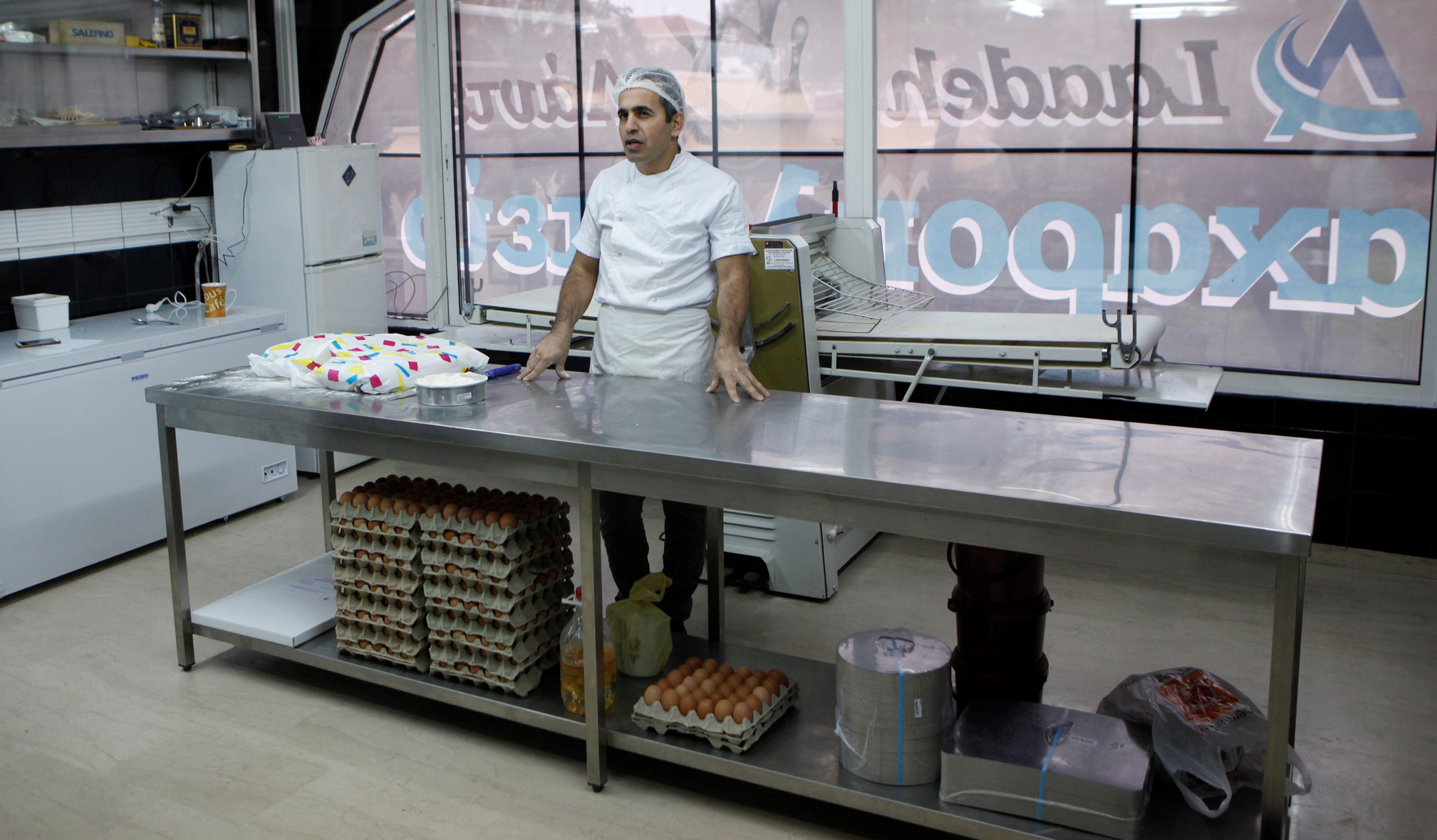 Πρόσφυγας ανοίγει το δικό του ζαχαροπλαστείο με γλυκά απ’ το Ιράν