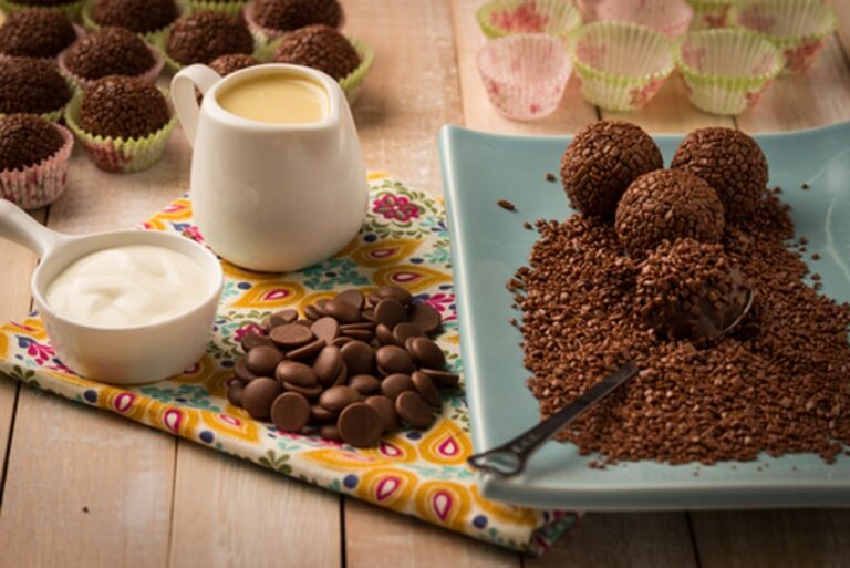 Εύκολα τρουφάκια σοκολάτας με ζαχαρούχο γάλα (4 υλικά)