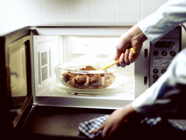 Δώδεκα τροφές και αντικείμενα που δεν πρέπει να μπουν σε φούρνο μικροκυμάτων