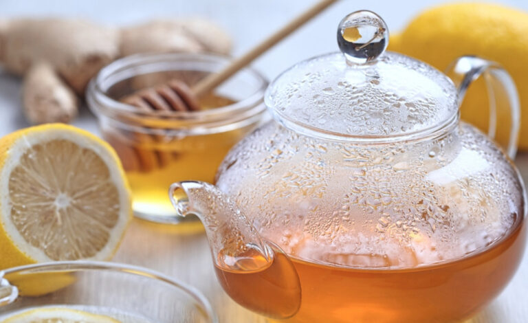 Τονωτικό τσάι με μέλι, λεμόνι και πιπερόριζα