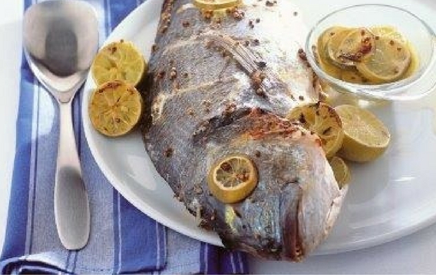 Τσιπούρα στο φούρνο με λεμόνια και μυρωδικά Τσιπούρα στο φούρνο με λεμόνια και μυρωδικά