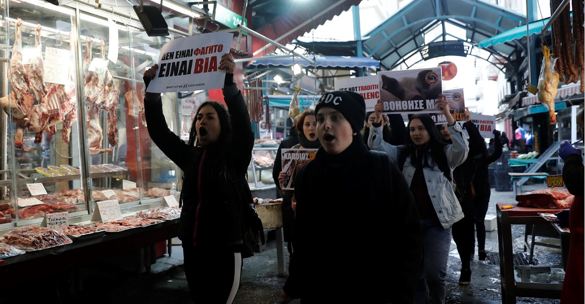 Vegan διαμαρτυρία κατά της Τσικνοπέμπτης: «Δεν είναι φαγητό, είναι βία»