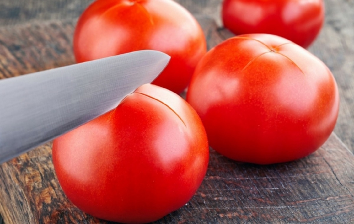 Ο γρηγορότερος τρόπος να ξεφλουδίσεις τις ντομάτες και να απαλλαγείς από τους σπόρους