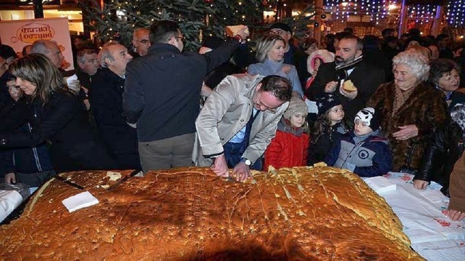 Χριστόψωμο 400 κιλών στην Αρναία Χαλκιδικής για το «Μέλωμα του Χριστού» (Βίντεο)