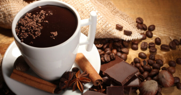 Ζεστή σοκολάτα με κανέλα και καφέ