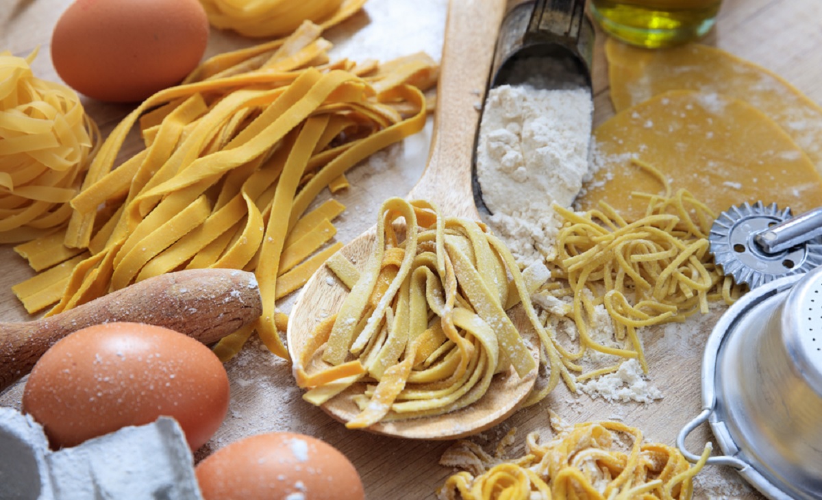 Βασικές συνταγές για σπιτικά ζυμαρικά με αλεύρι ή σιμιγδάλι – Πώς τα χρωματίζουμε