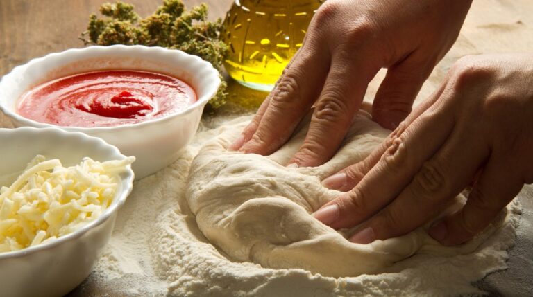 Εύκολη ζύμη για πίτσα με μαγιά στιγμής Εύκολη ζύμη για πίτσα με μαγιά στιγμής