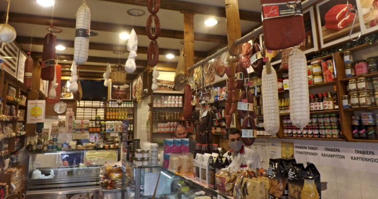 «Τσέλιγκας» – Βυρωνιώτικο παντοπωλείο με 50 χρόνια ιστορία στα εκλεκτά τυριά