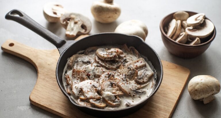 Μανιταρομεζέδες – Συνταγές για μανιτάρια γεμιστά, τηγανητά, αλά γκρεκ, με κρέμα