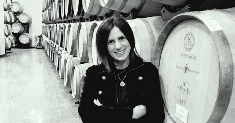 Άρ. Τουλάκη – Η «ιπτάμενη οινολόγος» δημιουργεί κρασιά σε 25 οινοποιεία
