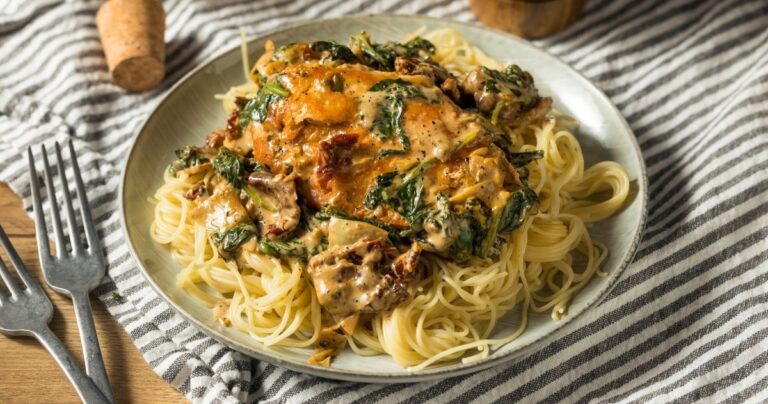 Τι να μαγειρέψω σήμερα, Παρασκευή; Ιταλιάνικο κοτόπουλο με σπανάκι και κρεμώδη σάλτσα